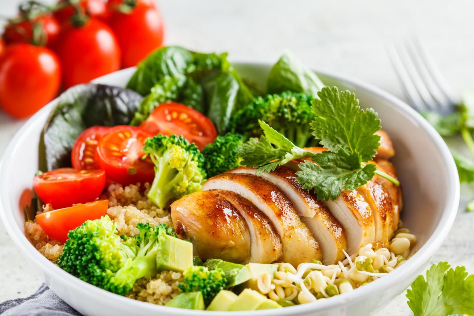 balanced meal for intermittent fasting diet with chicken broccoli and fresh vegetables