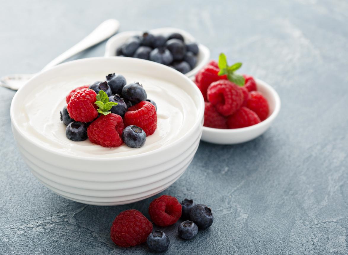 low fat yogurt with berries