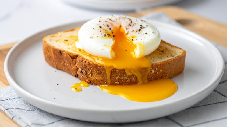 poached eggs on toast