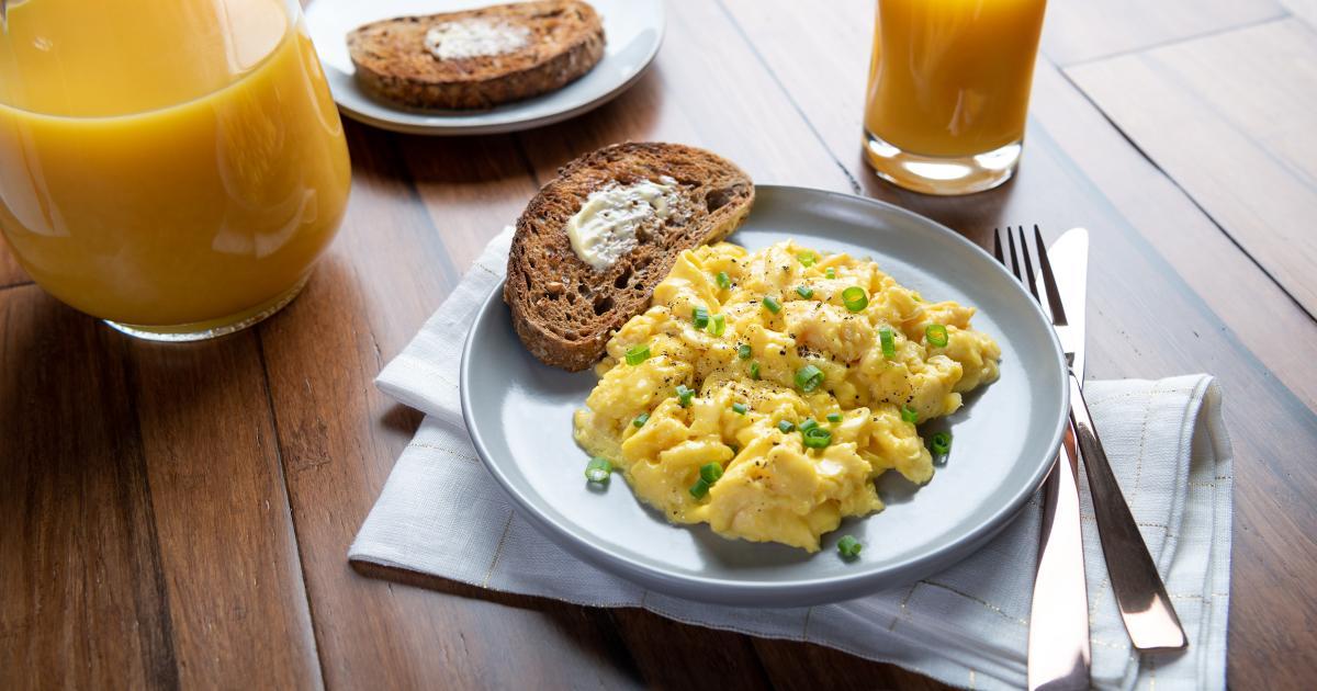 scrambled eggs on plate